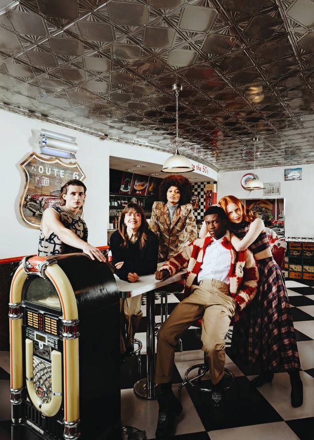 De izq. a dcha., chaleco de punto, de Dior. Jersey negro y camisa beis de Miu Miu. Blazer y top de cuello alto de Gucci. Camisa, chaqueta de borrego, pantalones y zapatos, todo de Louis Vuitton. Top y falda midi tartán y zapatos, todo de Celine.