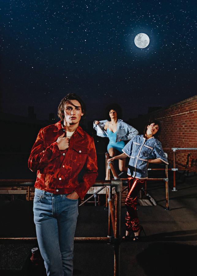 De izquierda a derecha, cazadora y camiseta, ambos de The Kooples; y vaquero de Guess. Vestido azul de tirantes, de Versace; y cazadora vaquera de H&M Studio. Chaqueta de Sandro, pantalón metalizado de Dolce & Gabbana y sandalias de tacón, de Michael Kors.