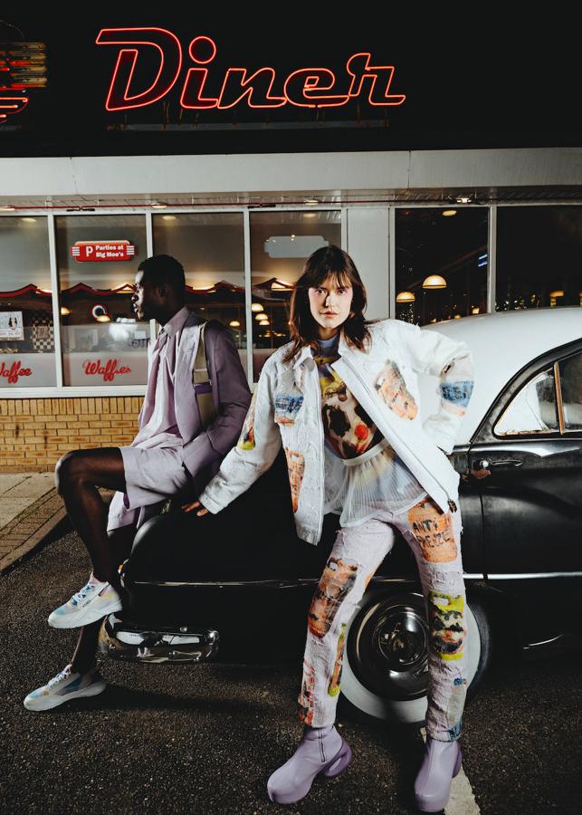 Él lleva blazer, camisa, bermudas, zapatillas y bolso, todo de Fendi. Ella, chaqueta, blusa, pantalones y botas, todo de Givenchy.