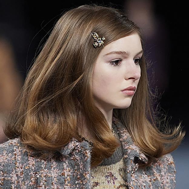 Imagen principal - Tenemos que hablar del espectacular peinado rejuvenecedor años 70 que va a arrasar esta primavera y que es muy fácil de hacer