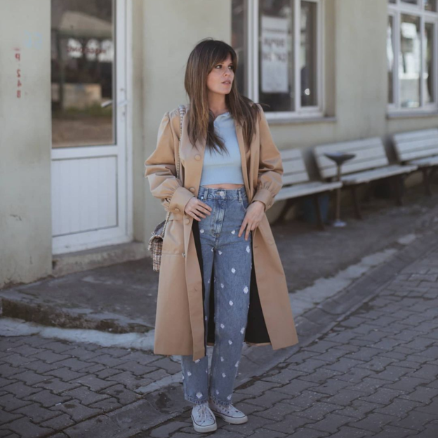 Los clásicos vaqueros azules de corte recto se reiventan esta temporada por obra y gracia de los bordados con flores. Descubre otros diseños de Zara que no puedes perder de vista. 