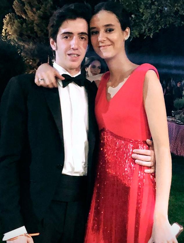 Aunque no hubo fotos oficiales de su puesta de largo, las redes sociales nos mostraron imágenes de Victoria Federica y su look: un vestidazo rojo con detalles glitter de Lorenzo Caprile. Acababa de nacer una 'roal influencer'.