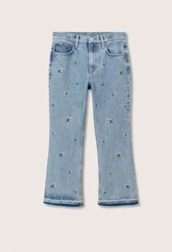 Imagen secundaria 2 - Los vaqueros rectos, ligeramente crop, son perfectos para los días de entretiempo. Elige un diseño especial con flores bordadas como este de Mango (39,99 euros)