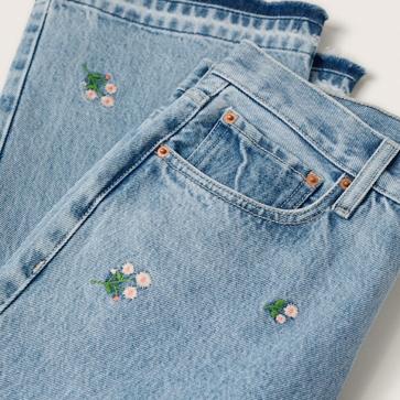 Imagen secundaria 1 - Los vaqueros rectos, ligeramente crop, son perfectos para los días de entretiempo. Elige un diseño especial con flores bordadas como este de Mango (39,99 euros)
