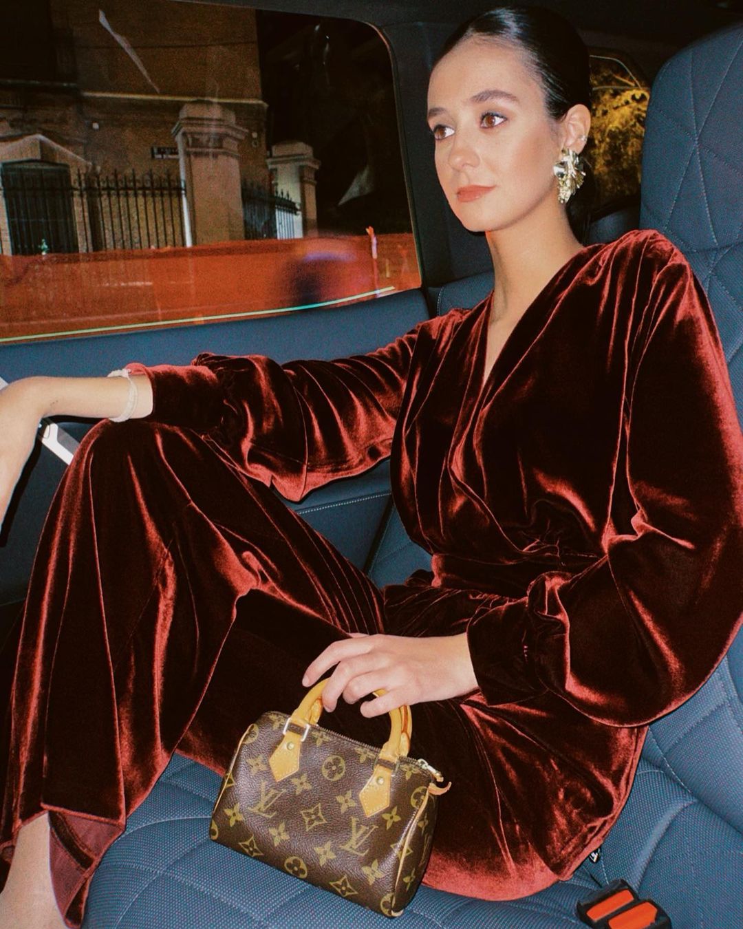 El traje de terciopelo ha sido una de las grandes tendencias ce moda de este invierno, y Victoria Federica la interpretó a la perfección con este dos piezas en rojo vino de Bleis que acompañó con minibolso monogram de Louis Vuitton.