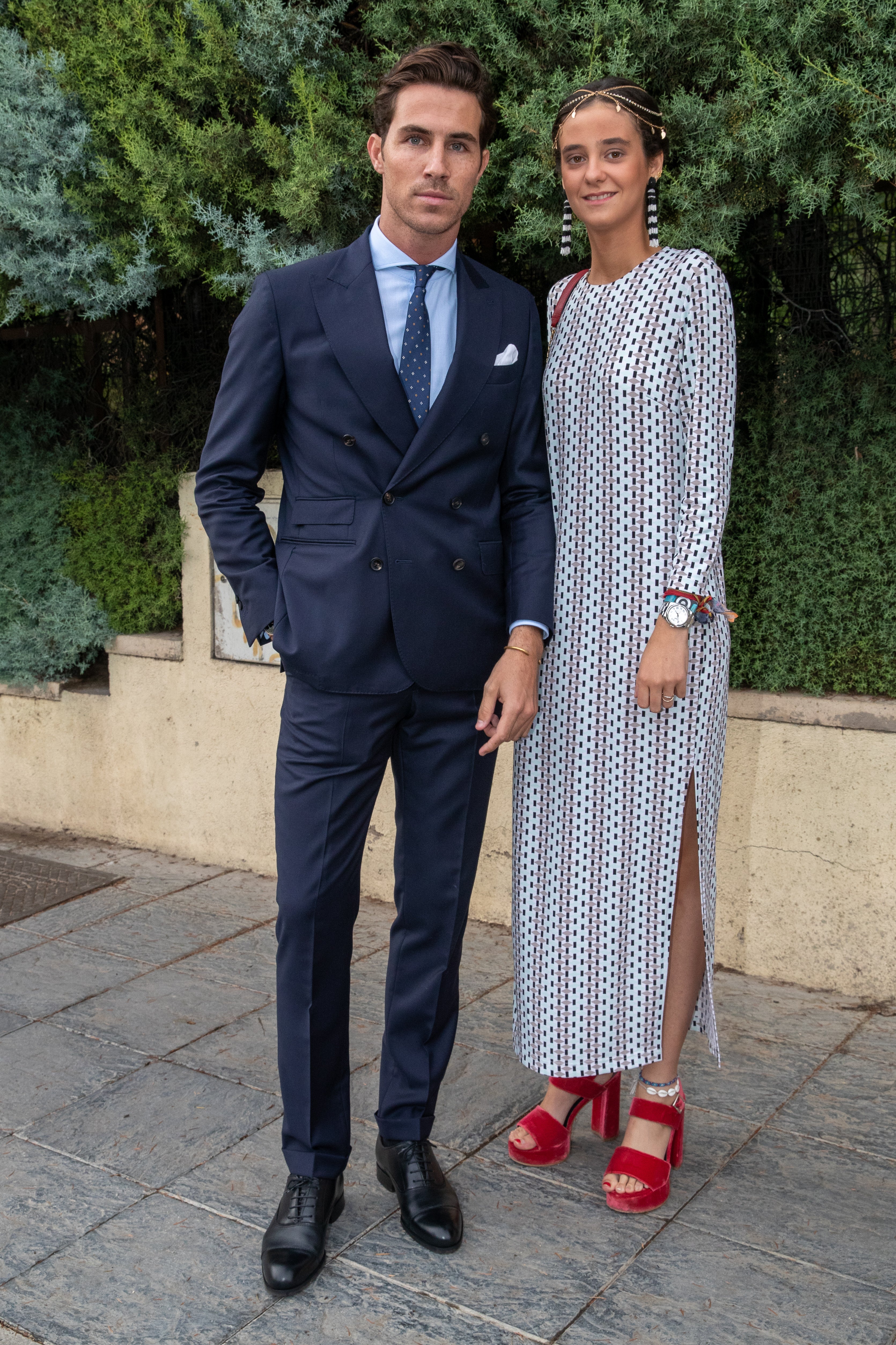 Para acudir a la boda de sus amigos los influencers María García de Jaime y Tomás Páramo, Victoria Federica apostó por un look de inspiración bohemio con vestido largo túnica estampado, tocado boho y llamativas sandalias de plataforma.