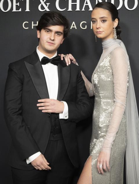 Para acudir a una fiesta en el Teatro Real de Madrid, donde posó por primera vez en el photocall con su novio, el dj Jorge Bárcenas, Victoria Federica apostó por un imponente vestido metalizado con transparencias, también firmado por Lorenzo Caprile.