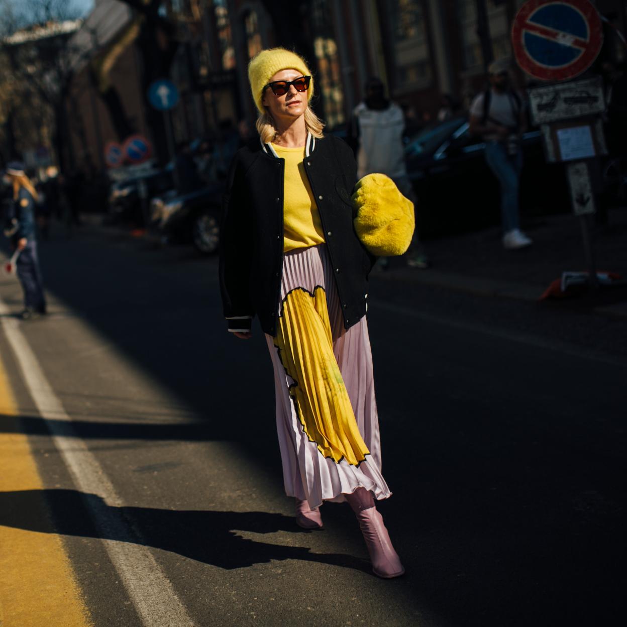 Apuesta por las faldas plisadas y consigue un look de oficina primaveral y cómodo lleno de estilo