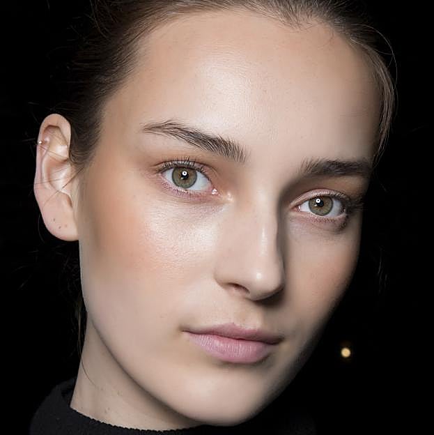 El sérum antiedad con ácido hialurónico, ácido ferúlico y niacinamida, la combinación infalible para rejuvenecer la piel al momento