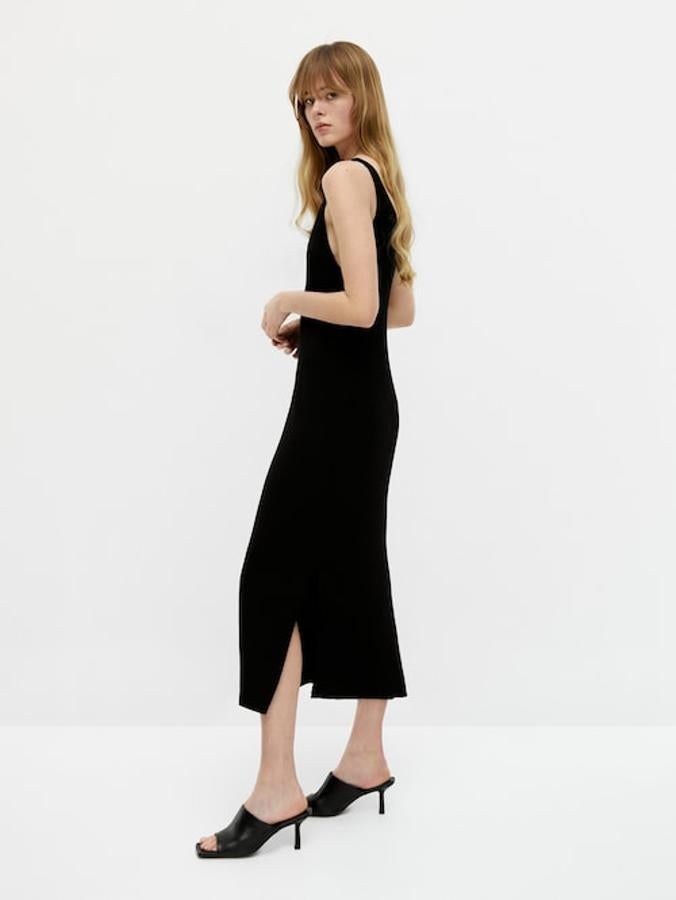 De diseño entallado, con cuello de pico, tirantes anchos y bajo con abertura lateral, este vestido negro de punto confeccionado con al menos un 50% de viscosa sostenible tiene un precio de 69,95 euros. 