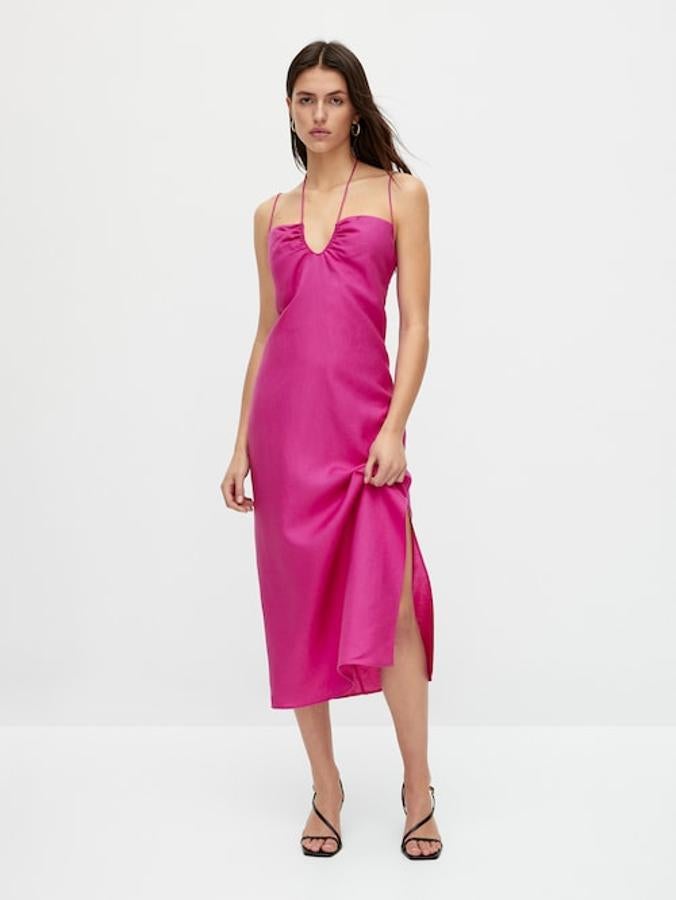 Con tirantes finos en los hombros y el cuello, cuello recto con escote en u y bajo con abertura lateral, este vestido rosa confeccionado con la menos un 50% de lino sostenible tiene un precio dem 79,95 euros. 