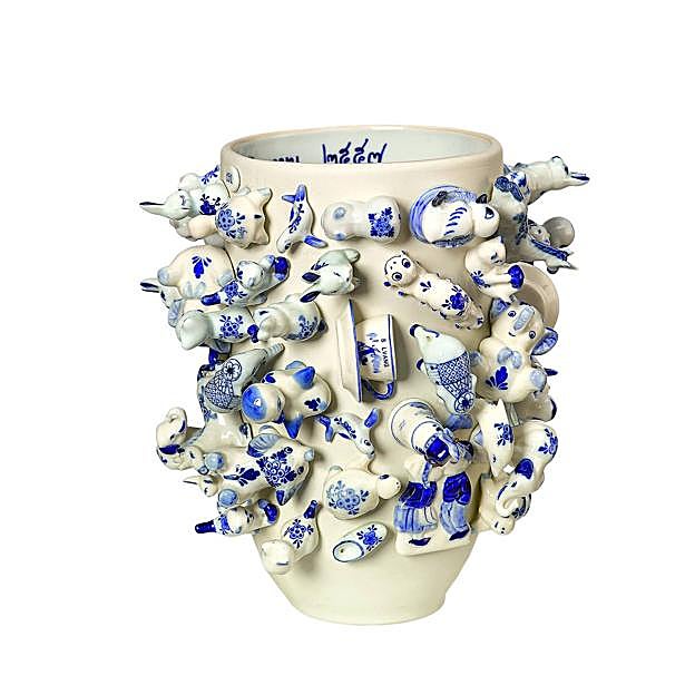 Imagen principal - El jarrón Souvenir es de Luzio (479 €) y el plaid, de PortobelloStreet (99,90 €). Libro Travel by Design, de la editorial Assouline (95 €) para inspirarse con los mejores diseñadores del mundo.