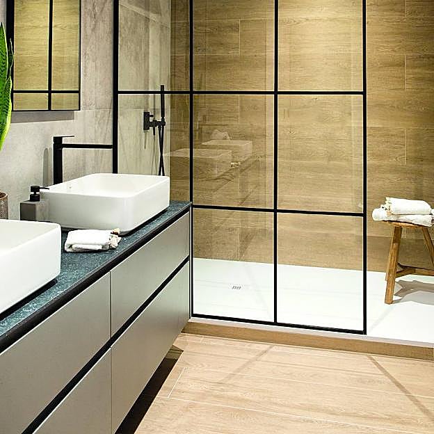 Imagen principal - Taburete de madera de MuyMucho (70 €) y jarrón de PortobelloStreets (125 €)