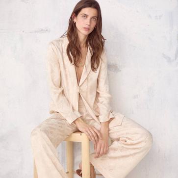 Imagen secundaria 1 - Estos son los espectaculares trajes sofisticados que puedes llevar para la oficina o como look de invitada