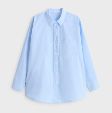 Imagen secundaria 1 - Esta camisa 100% algodón de Oysho llega en colores básicos, como el azul celeste, pero también otros tonos más inesperados, como el verde botella o el arena. Camisa oversize de manga larga Oysho (39,99 euros) 