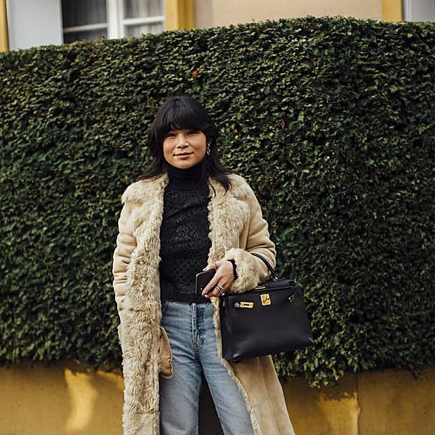 Este es el bolso práctico y atemporal que va a arrasar porque se adapta a todos los gustos: neopreno, denim, tonos pastel...