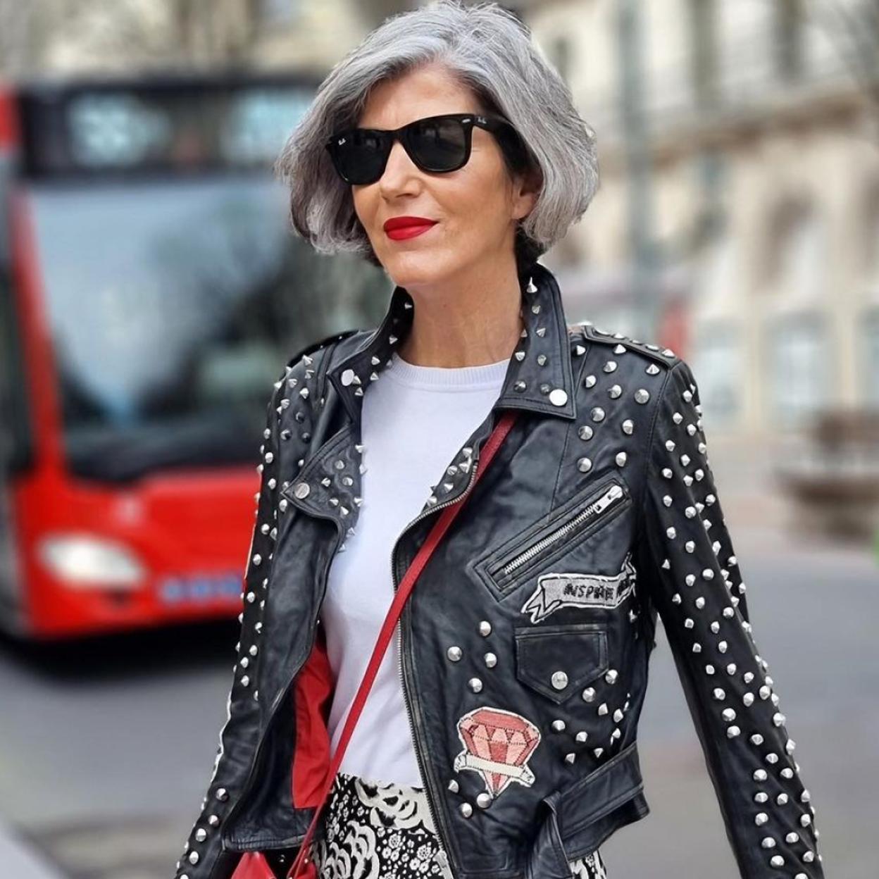 Pincha en la imagen para ver las faldas midi que van a arrasar esta primavera y quedan de lujo incluso con una camiseta blanca.