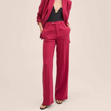 Imagen secundaria 1 - El traje rosa será el uniforme más favorecedor con el que rejuvenecerás esta primavera según el street style