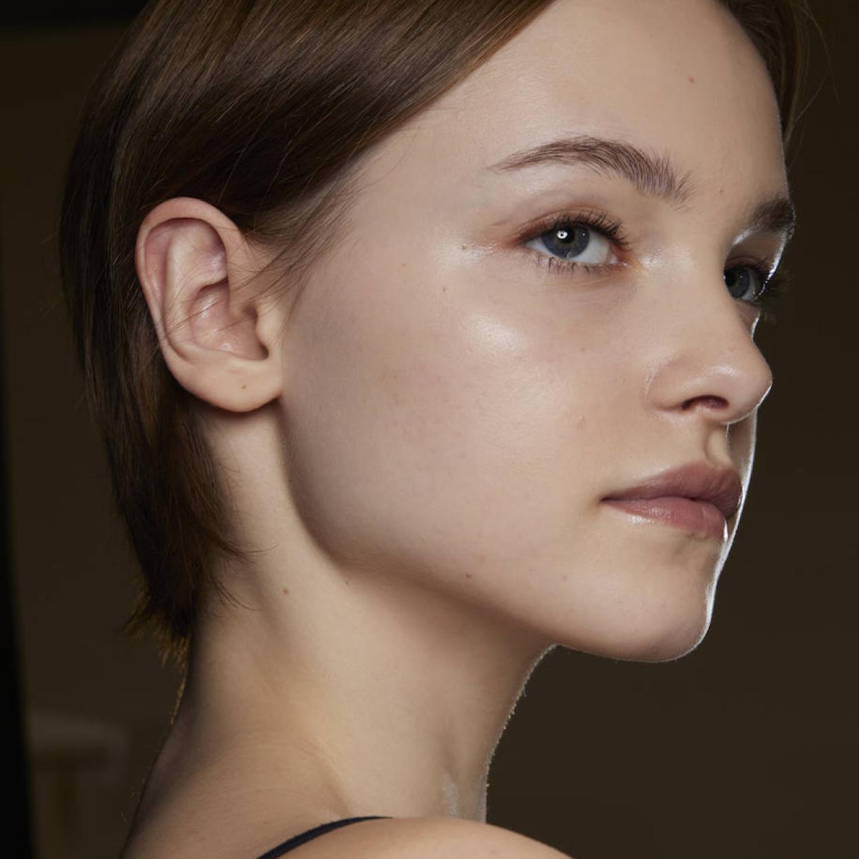 Pincha en la imagen para ver Las cremas y serums antiarrugas para el cuello con efecto reafirmante que mejor funcionan a partir de los 40