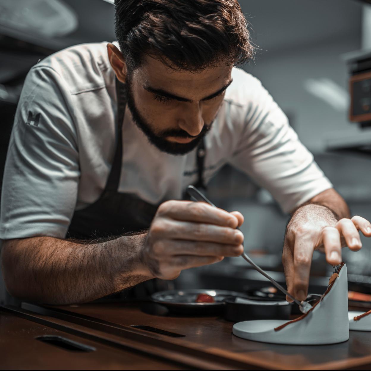 Alejandro Serrano, el cocinero español más joven en ganar una estrella Michelin que apuesta por el producto de mar desde su Miranda de Ebro natal