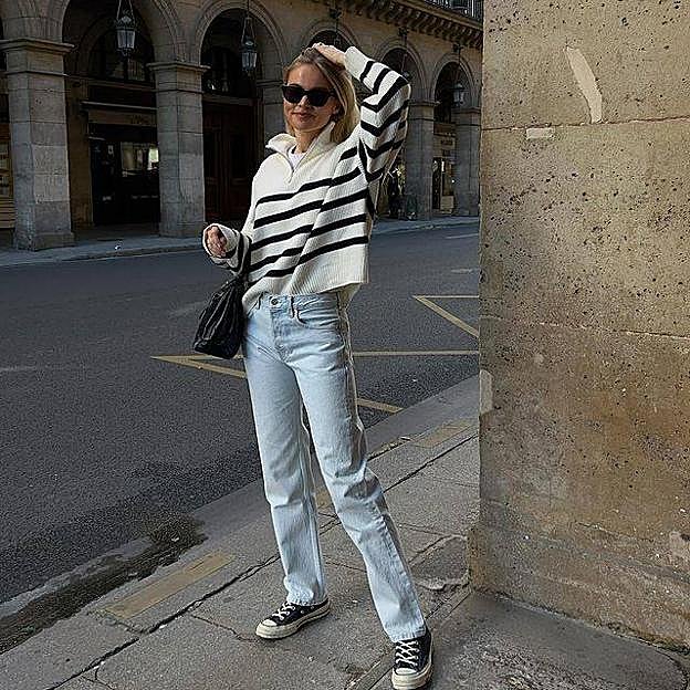 El jersey de rayas más chic sigue siendo un éxito y lo vas a llevar con el look low cost super cómodo y ponible de esta influencer
