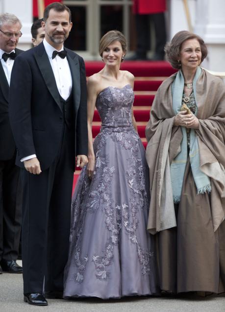 Imagen - Letizia junto al rey Felipe Vi y la reina Sofía