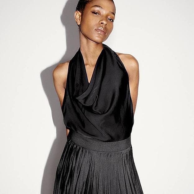 Imagen principal - Las blusas con escote fluido que tienes que añadir a tus looks para aumentar su elegancia