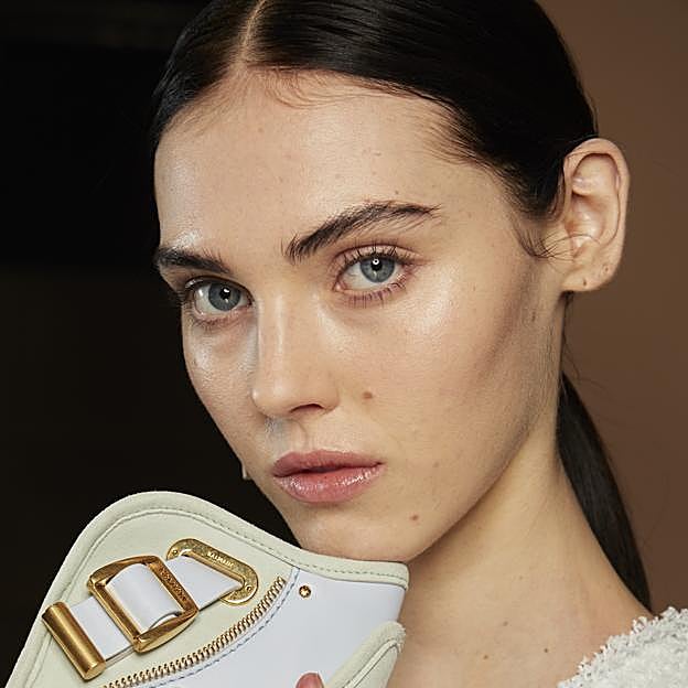 El doble sérum para el contorno de ojos que ha enamorado a las famosas porque deja la piel lisa y sin bolsas