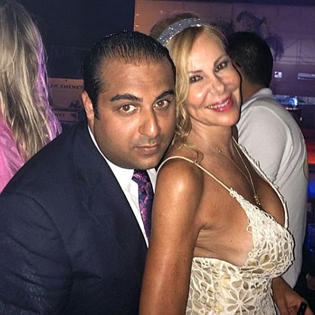 Imagen principal - Kabir posando con famosos como Ana Obregón, Enrique Ponce y Enrique Iglesias