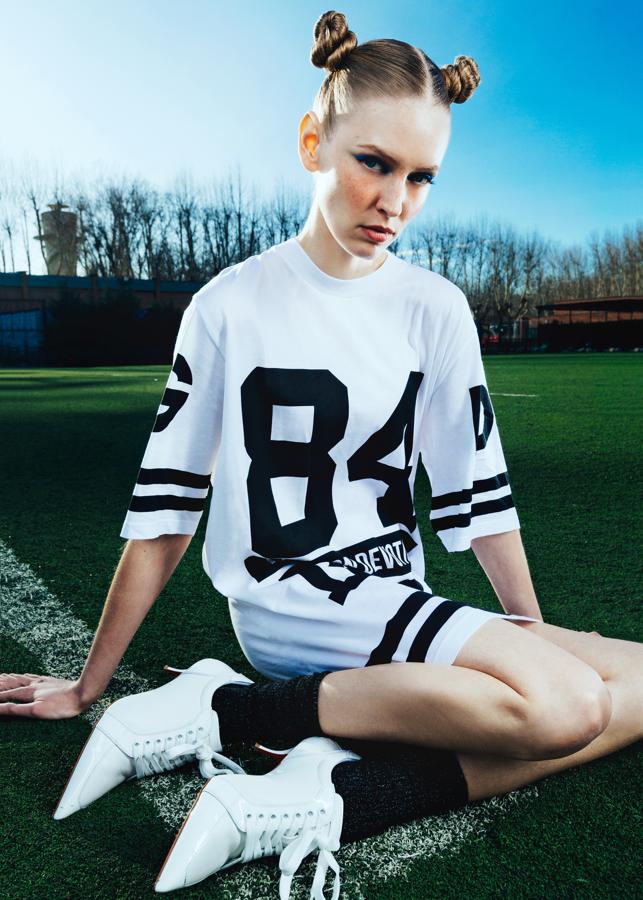 Vestido de Dolce & Gabbana, medias de Calzedonia y zapatos deportivos de Louboutin.