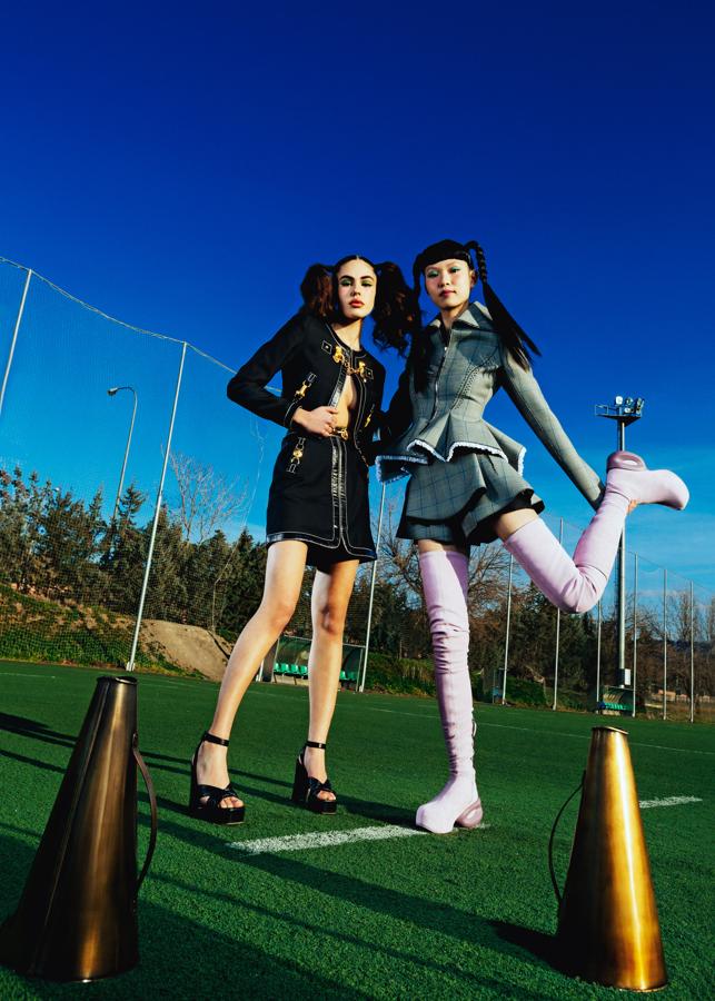 A la izda., chaqueta y falda con detalles dorados de Schiaparelli y sandalias de Giuseppe Zanotti. A la dcha., chaqueta con peplum, minifalda con volantes y botas de ante, de Givenchy.