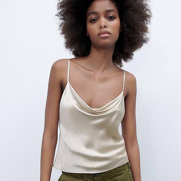 Imagen principal - Las blusas con escote fluido que tienes que añadir a tus looks para aumentar su elegancia