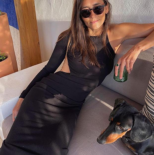 Imagen principal - Este vestido negro asimétrico con detalles  cut out  de Pull & Bear será tu comodín para el entretiempo. Vestido midi de Pull & Bear (25,,99 euros) 