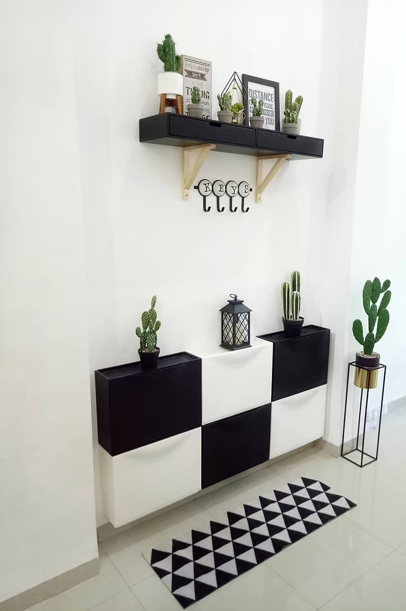Nadie diría que esta composición, perfecta para un recibidor, un  pasillo  o un rincón de salón está creada con módulos del zapatero Trones en los dos acabados en los que se vende, negro y blanco. Combínalos entre sí y súmate a la tendencia damero que triunfa en la moda y la decoración.