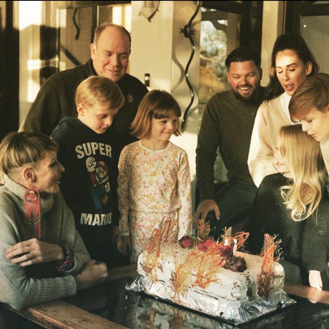 10 looks de Charlene de Mónaco que quitan años y demuestran que es la royal más atrevida