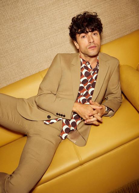 Imagen - Pantalón, chaqueta y camisa estampada, todo de Sandro.