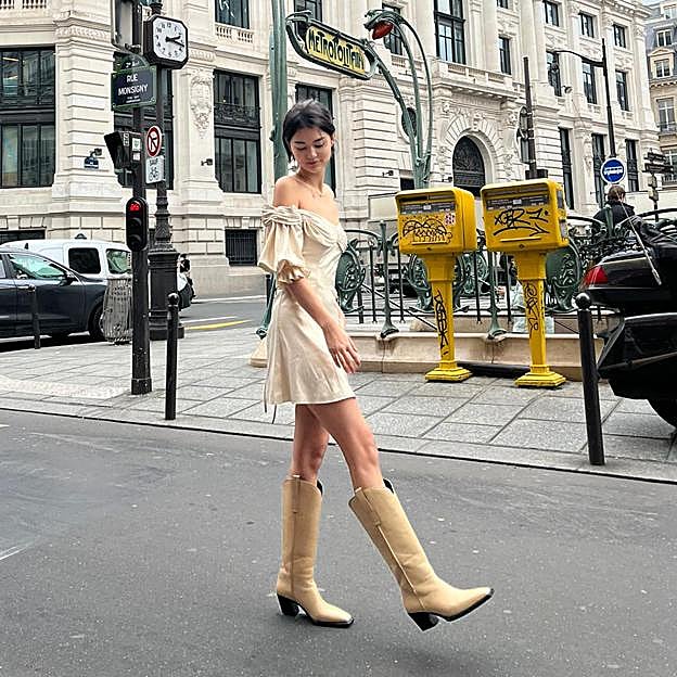Imagen principal - Las botas cowboy cómodas y asequibles que tienen todas las influencers internacionales y que han triunfado en la Fashion Week de París (y no son negras)