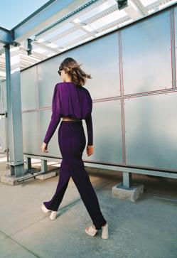 Imagen secundaria 2 - Puedes llevarla en total look, con el pantalón morado que te propone Zara, o en contraste con un diseño fluido de color blanco. Blusa drapeada con hombreras de Zara (19,99 euros) 