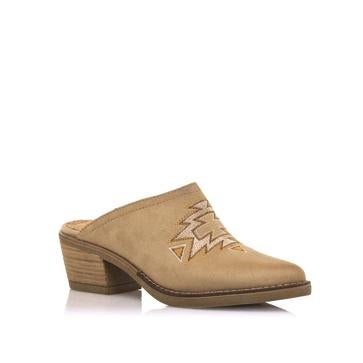 Imagen secundaria 1 - Apúntate a la tendencia de los zuecos, el calzado cómodo que triunfa en el street style y es perfecto para la primavera