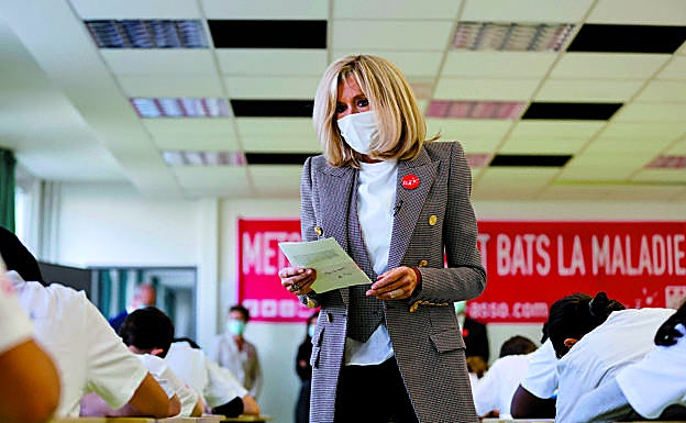 Brigitte Macron dictando a los alumnos de un colegio cerca de Versalles, en octubre de ese mismo año.