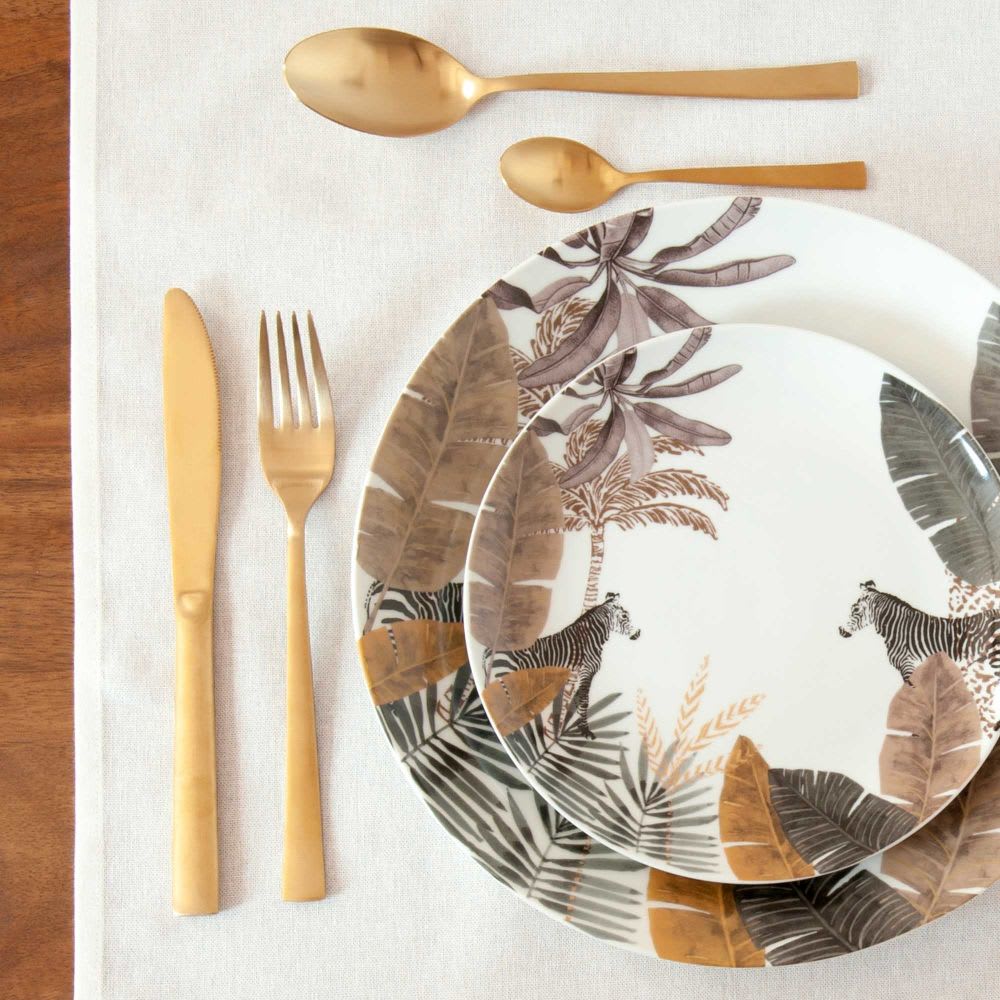 Otro toque de sofisticación lo conseguirás con la cubertería y, una vez más, no tiene por qué ser cara para ser bonita y poner una nota ideal en tu mesa y en tu cocina: este set de 24 piezas con acabado dorado mate cuesta menos de 50 euros en Maisons du Monde. 