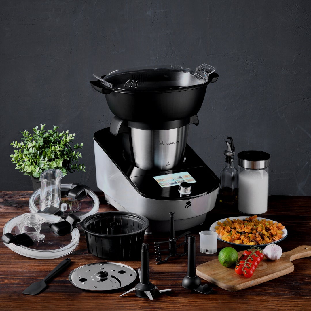 Otro truco para ser la mejor chef es contar con ayuda en la cocina. Y no, no hace falta que contrates a un cocinero o tengas a tu pareja o a tus hijos de pinches, porque un robot de cocina es la solución más práctica y barata. Sí, barata: el Multicooker de Masterpro cuesta menos de 300 euros y hace en pocos minutos casi cualquier receta que se te ocurra. Y además de ahorrar tiempo y dinero, ahorras espacio en la cocina, que nunca sobra.