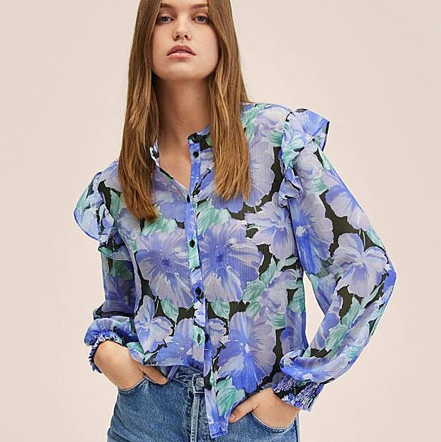 Imagen principal - Las blusas y camisas estampadas super bonitas con las que te verás favorecida en un look con vaqueros y arrasan en Instagram