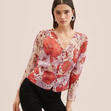 Imagen secundaria 1 - Las blusas y camisas estampadas super bonitas con las que te verás favorecida en un look con vaqueros y arrasan en Instagram