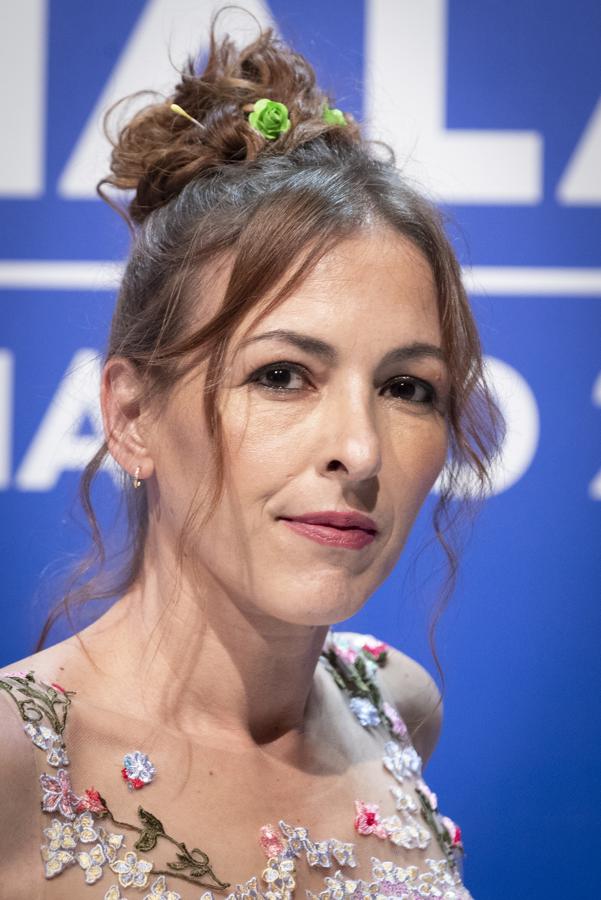 Esperanza Pedreño fue la única que decoró su moño 'messy' con accesorios añadiendo unas pinzas en forma de flor con un estilo también muy noventero.