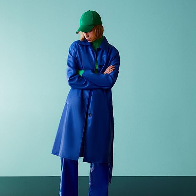 Esta gabardina de efecto piel de Bershka está rebajada y su color azul la convierte en la más original del low cost