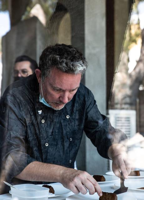 Imagen - Adrià, emplatando una de sus creaciones.