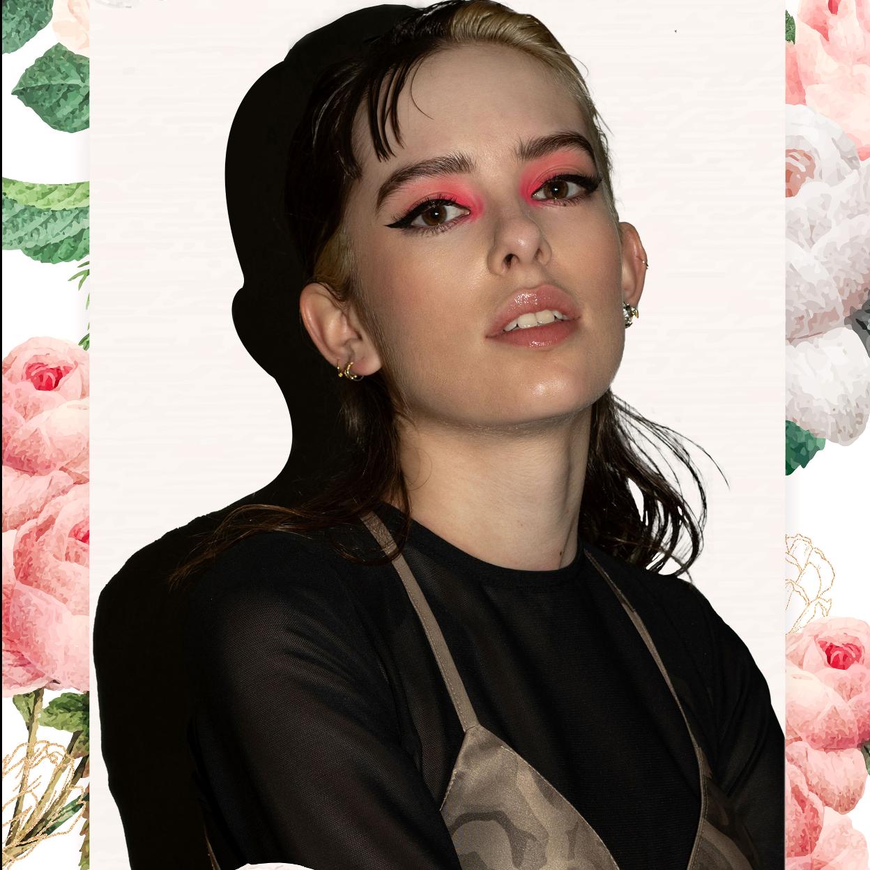 Esta irresistible sombra de ojos rosa tiene una nueva y sorprendente forma de aplicarse para abrir la mirada y que el color dure mucho más