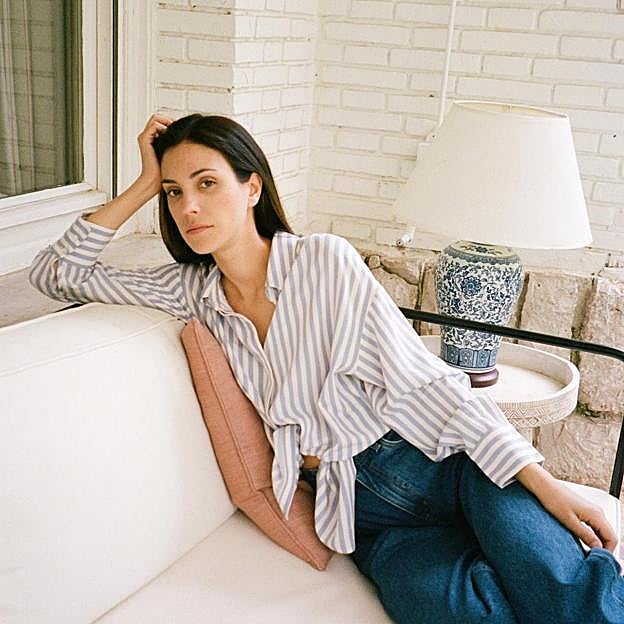 El look azul denim de Sassa de Osma es el truco secreto que usan las royals para lucir básicos con elegancia máxima