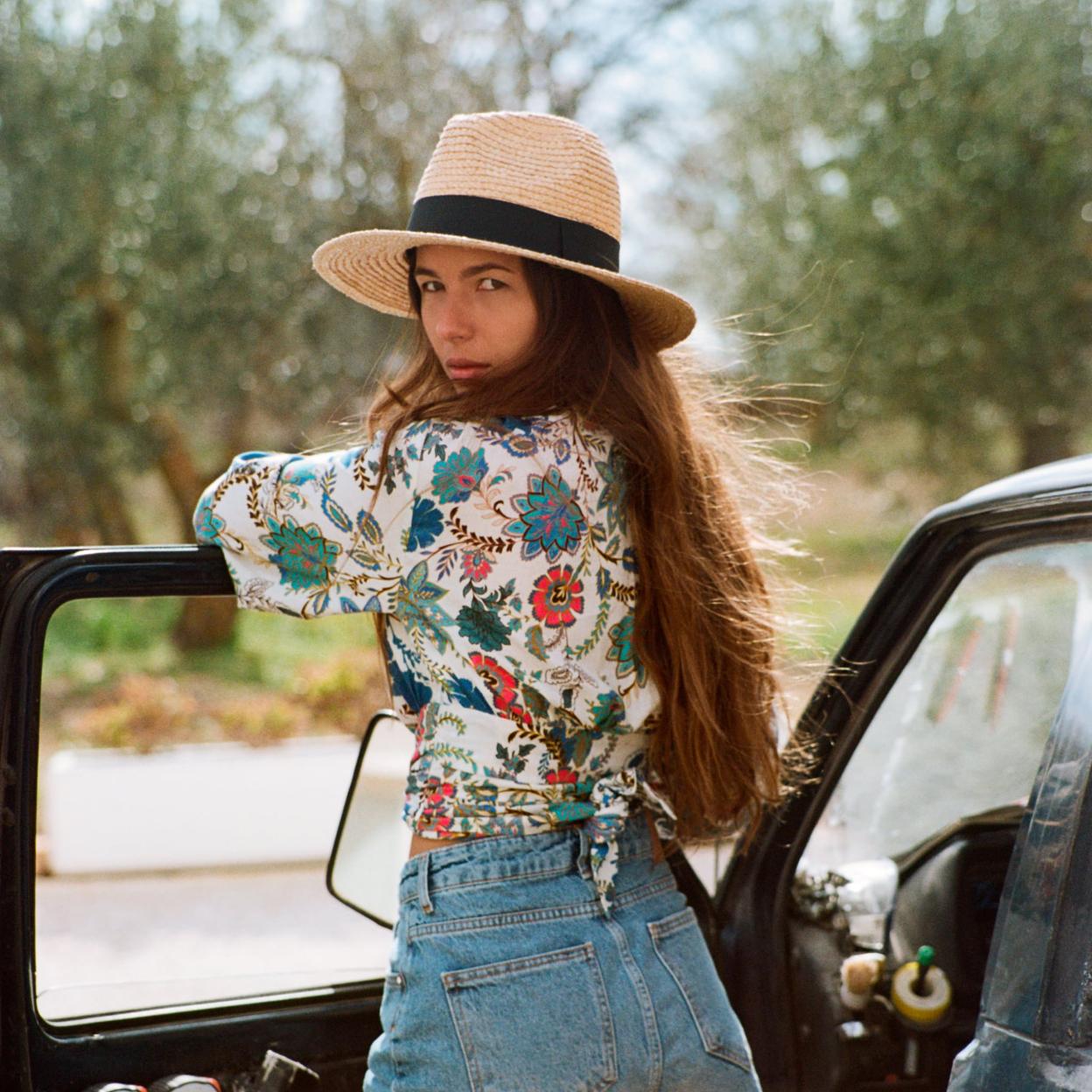 Esta camisa con estampado floral se ha convertido en la prenda más vendida del momento. Descubre otris grandes éxtios de la colección de primavera de Zara. 